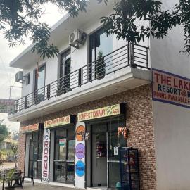 The Lake Front Resort and Restaurant，位于潘切库拉的酒店