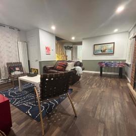 Entire detached 3-bedrooms cute home in Cornwall area，位于康沃尔的酒店