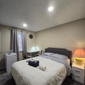 Private Queen Room with Smart TV Guesthouse，位于石头山的酒店