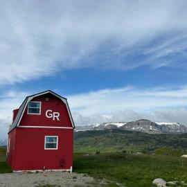 Glacier Lookout-Cozy Villa near Glacier Park Part of the Glacier Ridge Vacation Rental Collection，位于Babb的酒店