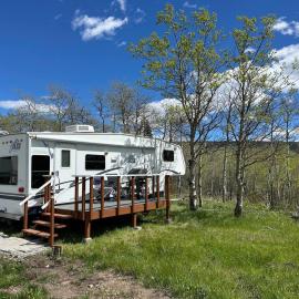Glacier Borealis - 27’ Glamping Trailer by Glacier，位于Babb的酒店