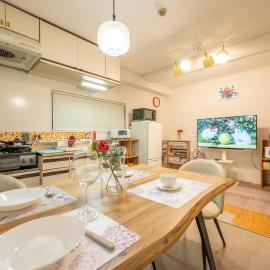 Spacious house hotel-style linen 1 minute walk from the station 30 minutes to USJ 15 minutes to Dotonbori 7 minutes to Umeda，位于Wada的酒店
