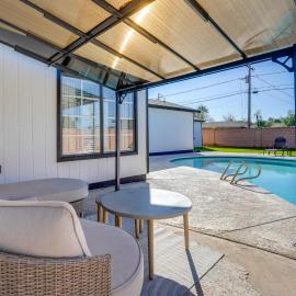 Relax Poolside: Central Group Getaway in Mesa!，位于梅萨的酒店