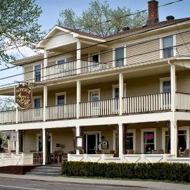 Auberge Ayer's Cliff，位于Ayer's Cliff的酒店