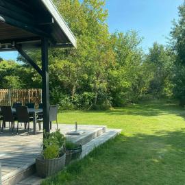 Nordic-Style Summer House With Private Lake，位于Frørup的酒店