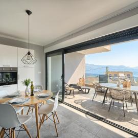 Petra's Place - Sea view apartment，位于斯拉汀的酒店