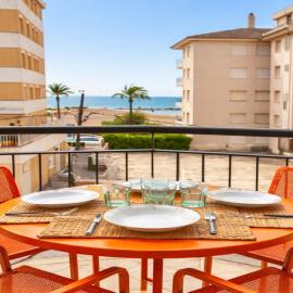 Beachfront apartment with sea views，位于库尼特的酒店