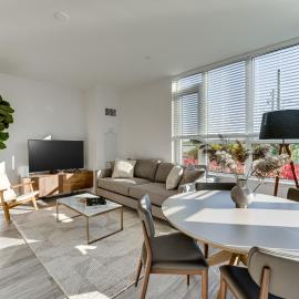 Lake Simcoe Stays - Friday Harbour's Official Rental Program - Butternut Suite，位于Innisfil的酒店
