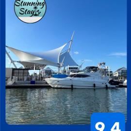 Stunning Stayz Luxury 2 King Suite at Friday Harbour Resort Marina Walk & Parking，位于Innisfil的酒店