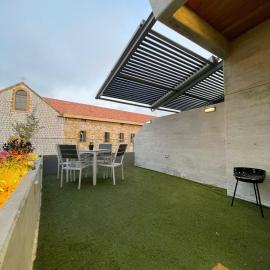1BR Apt with Terrace in Heart of Broumana，位于布罗马纳的酒店