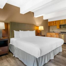Fairway Inn and Suites, an Ascend Collection Hotel,位于Mishicot的酒店