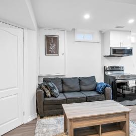 Newly Renovated 2BR Basement Suite, Private Entry，位于皮克灵的酒店