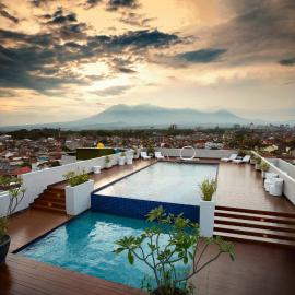 Ascent Hotel & Cafe Malang，位于玛琅的酒店