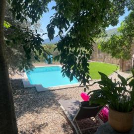 Gîte hérault cévennes avec piscine et tiny house，位于冈日的酒店