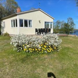 Sommarstuga med strandtomt，位于龙讷比的酒店