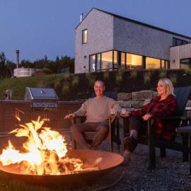 Birch - Luxury Oceanview Cottage with Hot Tub & Private Beach Access near Cabot Trail，位于Chimney Corner的酒店