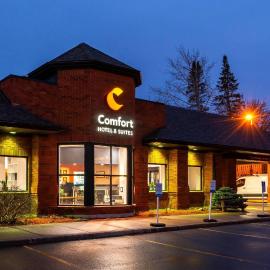 Comfort Hotel & Suites,位于彼得伯勒的酒店