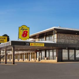 Super 8 by Wyndham Hearst ON，位于赫斯特的酒店