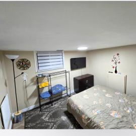 Bright Room in Walkout Basement，位于皮克灵的酒店