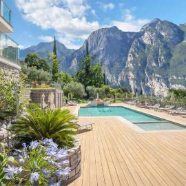 Hotel Benacus Panoramic，位于加尔达湖滨的酒店