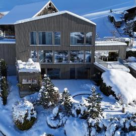 Stunning 4BDR Villa- Private Sauna & Lake View