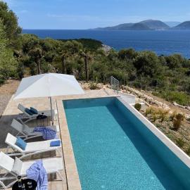 VILLA PINEA - Newly built modern villa few minutes from the beach -，位于Évyiros的酒店