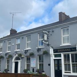 Brogans Bar & Hotel，位于特里姆的酒店