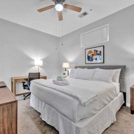 Central Downtown Condo | Parking & Pool Table，位于克利夫兰的酒店