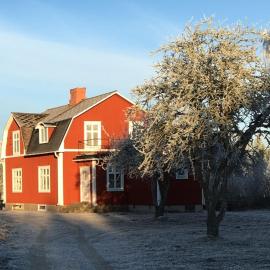 Smuk svensk ødegård midt i skoven tæt på sø，位于Liatorp的酒店