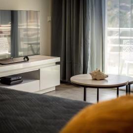 Beachfront Condo with Pool View & Private Beach Access，位于Marigot的酒店