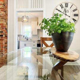 Trendy Home Spacious Backyard Historic Walkerville，位于温莎的酒店