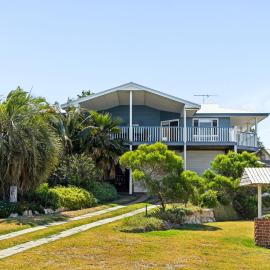Large Pet-Friendly Falcon Bayview Beach House with Ocean Views，位于Falcon的酒店
