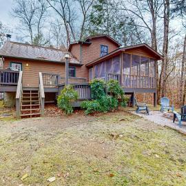 Serene Cabin Sleeps 6 Fire Pit Porch Hot Tub，位于汤森德的酒店