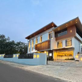 Hotel Grand Residency，位于Mannārakkāt的酒店