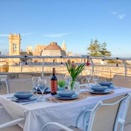 Stunning 3BR breathtaking views outdoor dining，位于拉巴特的酒店