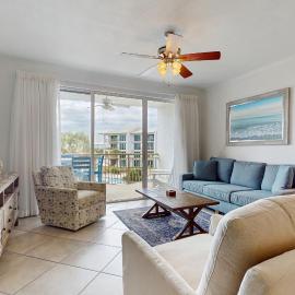 Beautiful 3rd-floor villa with hot tub tennis pickleball & balcony with views，位于Seacrest的酒店