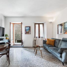 Casa Piazzetta - Lake Como WiFi & A-C，位于Dorio的酒店