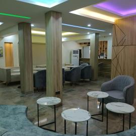Stallion Luxury Suites，位于Ado的酒店