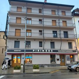 Hotel Pirineos Ainsa，位于艾因萨的酒店