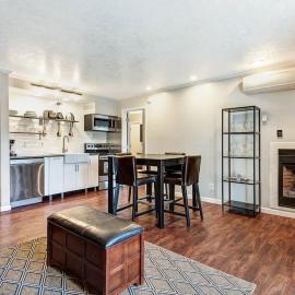 Top Floor Condo near Downtown & Deschutes River，位于本德的酒店