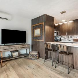 Top Floor Pioneer Park Condo near Downtown，位于本德的酒店