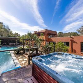 Solterra- Luxury 25m Pool, Spa & Private Acreage Mudjimba - 5min Airport，位于穆德吉巴的酒店
