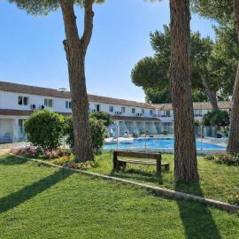Artemia Aigues-Mortes - Hôtel avec piscine - Bornes électriques - Parking privé - Local vélo-moto，位于艾格-莫尔特的酒店