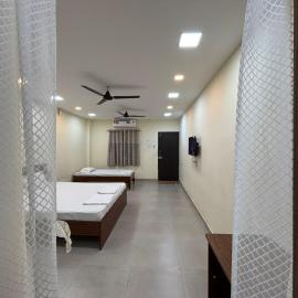 Aathidya Lodge，位于Ādoni的酒店