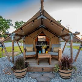 Riverfront Safari Tent Firepit Roaring River，位于Cassville的酒店