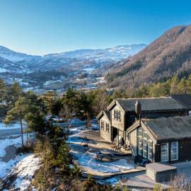 Cabin With Hot Tub And Fjord Views In Sauda，位于Saudasjøen的酒店