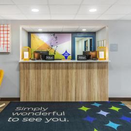 Spark By Hilton Roanoke Airport，位于罗阿诺的酒店