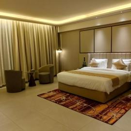 La Belle - The Business Hotel，位于卢本巴希的酒店