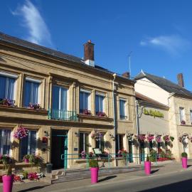 Logis Hôtel-Restaurant La Sapinière,位于Remilly-Aillicourt的酒店