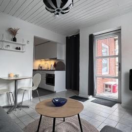 Cozy apartment with private terrace close to downtown，位于齐斯泰兹的酒店